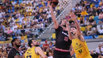 LAS PALMAS DE GRAN CANARIA, 12/11/2023.- Ben Lammers (d), Pierre Pelos (2i), Lluis Costa (2d) y Cristiano Felicio (i), jugadores del Dreamland Gran Canaria y del Covirán Granada durante en el partido de la novena jornada de la Liga Endesa, que ambos equipo han disputado hoy en el Gran Canaria Arena. EFE/Ángel Medina G.