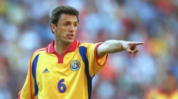 Zaguero central fino y seguro que lideró a Rumania en su magnifica presentación en Estados Unidos 1994.