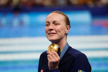 Sarah Sjostrom muestra orgullosa su segunda medalla de oro en París 2024.
