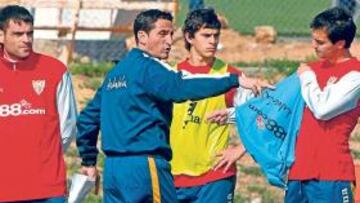 <b>A SUS ÓRDENES. </b>La plantilla sevillista atiende a las instrucciones de Manolo Jiménez en un entrenamiento de esta semana.
