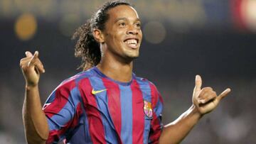 Ronaldinho Ga&uacute;cho celebra un tanto con el Bar&ccedil;a