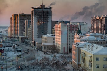 De los 269.500 habitantes que componen Yakutsk, el 52% son yakutos, el 42% son rusos y el 4% restante son de otras etnias, como ucranianos y evenkis.

