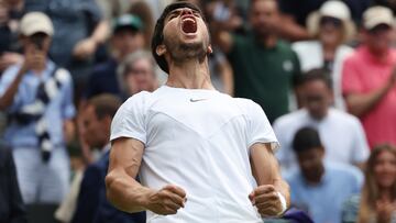 Wimbledon (United Kingdom), 12/07/2023.- Carlos Alcaraz of Spain reacts after winning his Men's Singles quarter-finals match against Holger Rune of Denmark at the Wimbledon Championships, Wimbledon, Britain, 12 July 2023. (Tenis, Dinamarca, Espa?a, Reino Unido) EFE/EPA/ISABEL INFANTES EDITORIAL USE ONLY