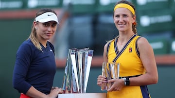 Paula Badosa y Victoria Azarenka posan durante la entrega de trofeos tras la final del BNP Paribas Open, el WTA 1.000 de Indian Wells, en el Indian Wells Tennis Garden de Indian Wells, California.