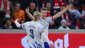 Alexander Sorloth y Erling Haaland celebran un gol en el Austria-Noruega.