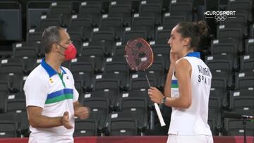 Clara Azurmendi conversando con su entrenador, Arturo Ruiz, durante el partido ante Adesokan