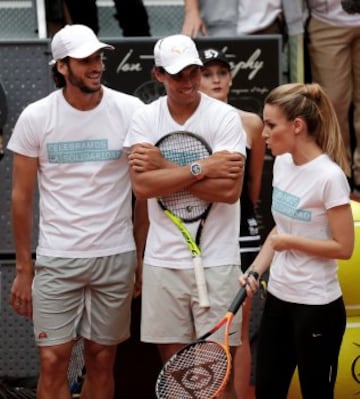 Los tenistas españoles Feliciano López y Rafa Nadal y la cantante Edurne durante el Charity Day, un acto solidario que une a tenistas y famosos para recaudar fondos, dentro de la XV edición del Mutua Madrid Open que se inicia hoy en la Caja Mágica de Madrid. 