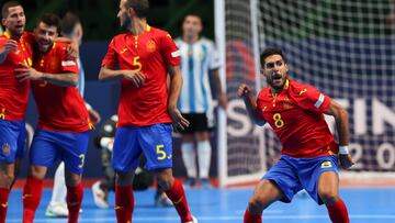 AME7338. BUENOS AIRES (ARGENTINA), 15/09/2022.- Jugadores de España celebran un gol hoy, durante un partido de las semifinales de la Futsal Finalissima 2022 entre España y Argentina el estadio Parque Roca de la Ciudad de Buenos Aires (Argentina). EFE/ Juan Ignacio Roncoroni
