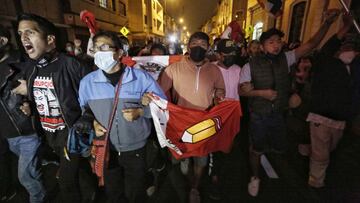 AME3899. LIMA (PER&Uacute;), 06/06/2021.- Simpatizantes del candidato presidencial Pedro Castillo se manifiestan en el centro de Lima (Per&uacute;). El candidato izquierdista Pedro Castillo pidi&oacute; a los peruanos que esperen &quot;con calma&quot; los resultados oficiales del balotaje presidencial celebrado este domingo en su pa&iacute;s, que en los sondeos extraoficiales dan un empate t&eacute;cnico con su rival, la derechista Keiko Fujimori. EFE/ Antonio Melgarejo