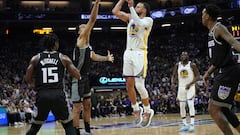 Golden State Warriors guard Stephen Curry (C) shoots