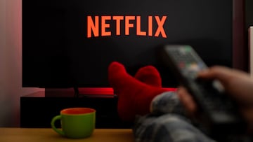 Una persona viendo Netflix en casa