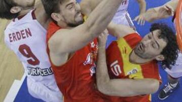 <strong>LUCHA Y DERROTA.</strong> En un partido con mucha lucha y poco brillo, España perdió y se sigue complicando la vida.