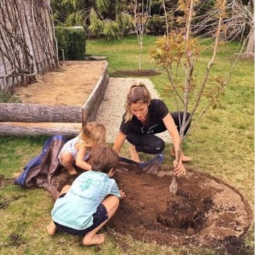 El jugador de ftbol americano, Tom Brady, y ella comparten dos hijos: Benjamn, de 6 a?os y Vivian Lake de 3.
@gisele 