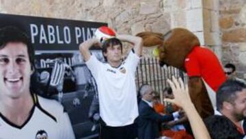 <b>LOCURA POR PIATTI. </b>La presentación del argentino despertó una gran expectación y cerca de mil personas acudieron al Monasterio de El Puig ha darle la bienvenida.