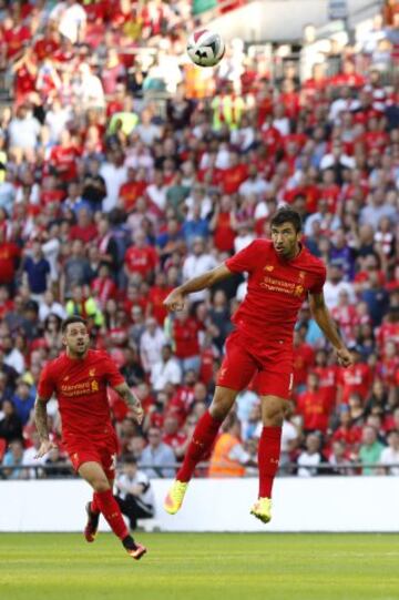 Grujic marca el 4-0 del Liverpool contra el Barcelona.