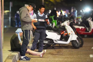 Los transeúntes permanecen en el lugar donde la policía acordonó una zona en Bondi Beach tras un tiroteo en Sídney.




Associate Press/ LaPresse
Only Italy and Spain