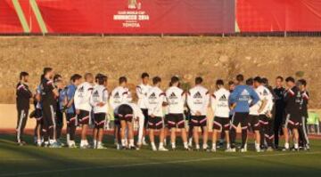 Ancelotti charla con el grupo. 