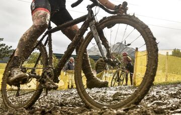 Elorrio celebró su ciclocross sobre un circuito muy blando que dejó imágenes tan espectaculares como ésta. Felipe Orts, campeón de España, venció por delante del neerlandés David van der Poel, hermano de Mathieu, quien comparó el ambiente de la cita vizcaína con el de Bélgica y Países Bajos, donde este deporte es casi una religión.