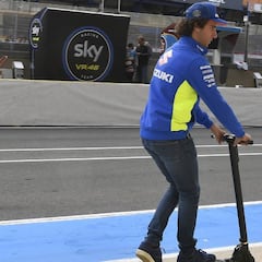 Rins regaló su casco a la familia del comisario fallecido