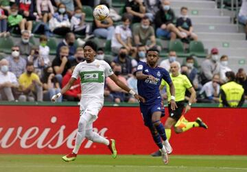 Mojica pugna con Rodrygo en el partido disputado en el Martínez Valero.