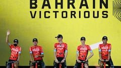 Corredores del Bahrain Victorious, en la presentación del Tour de Francia 2022.