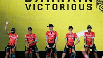 Corredores del Bahrain Victorious, en la presentaci車n del Tour de Francia 2022.