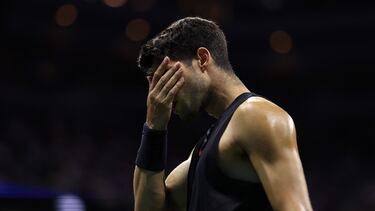 Carlos Alcaraz se lamenta durante su partido frente a Botic van de Zandschulp en Nueva York.