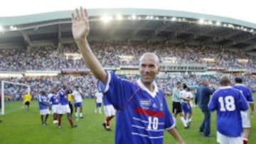 Zinedine Zidane saludando a los aficionados