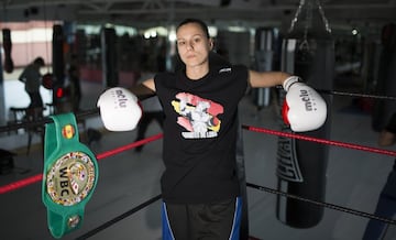 Joana Pastrana emergió como una exhalación. En ocho peleas se plantó en una eliminatoria Mundial. La perdió y se fracturó la mano y emergió su leyenda. Sus orígenes humildes y esa batalla la alzaron a la primera plana nacional. Rehizo su camino y logró ser doble campeona de Europa. El Mundial  del peso mínimo le llegó en 2018. Dio un recital ante Oezlem Sahin y sumó defensas ante Siriporn Taweesuk y Ana Arrazola. Cedió su cetro en 2019 y en 2021, con tan solo 30 años, decidió retirarse. Lo hizo, eso sí, como campeona de Europa.

