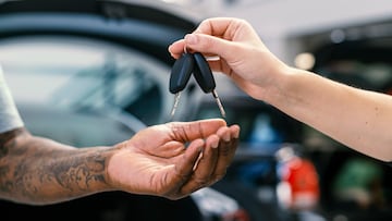 UK, Close-up of hands with car keys