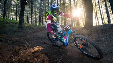 Un piloto de MTB durante la prueba de Arrasate (Guip&uacute;zcoa) del Open Espa&ntilde;a BTT Enduro que organiza la Real Federaci&oacute;n Espa&ntilde;ola de Ciclismo (RFEC).