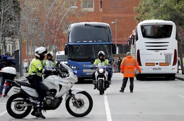 The Barcelona and Real Madrid team buses cross paths near the Hotel Princesa Sofía.