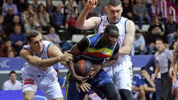 GRAF7847. ANDORRA, 15/12/2018.- El pívot senegalés del MoraBanc Andorra, Moussa Diagne (c), controla la pelota ante el escolta estadounidense del Delteco GBC Garret Nevels (i) y el ala pívot georgiano Beqa Burjanadze (d), durante el partido de la decimosegunda jornada de la Liga Endesa entre el MoraBanc Andorra y el Delteco GBC que se juega hoy en el Pavello Poliesportiu, en Andorra. EFE/ Fernando Galindo