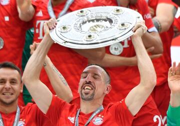 Ribery levantando la ensaladera que le proclama al Bayern de Múnich como campeón de la Bundesliga por séptima vez seguida. 