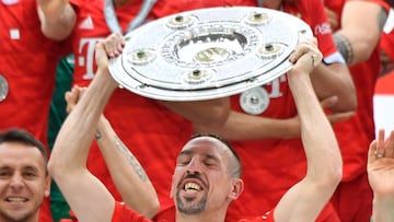 Ribery levantando la ensaladera que le proclama al Bayern de Múnich como campeón de la Bundesliga por séptima vez seguida. 