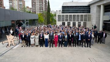 Los reyes Felipe VI y Letizia posan para la foto de familia durante el acto conmemorativo de la participación del equipo español en los Juegos Olímpicos de Barcelona y Albertville de 1992 este viernes en la sede del Comité Olímpico Español (COE).