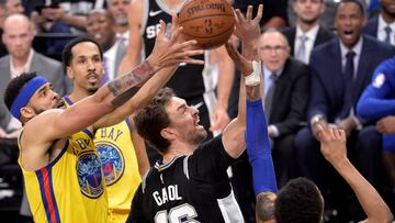 GRAF6337. SAN ANTONIO (TX, EEUU), 19/03/2018.- El pívot español de los Spurs Pau Gasol (c) lucha un balón con los jugadores de los Warriors JaVale McGee (i) y Patric McCaw, durante el partido de liga regular de la NBA disputado hoy, l