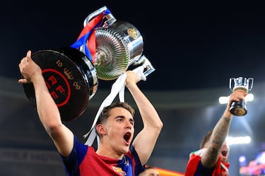 Gavi, guerrero precoz, quedó atrapado en el peor enemigo de un futbolista: la lesión larga. Su intensidad se apagó de golpe, y durante meses el Barcelona jugó sin su energía desbordante. La cotización del joven prodigio no esperó a su regreso, y lo castigó como si su futuro se hubiera detenido junto a él. Para más inri, Gavi no parece ser una pieza titular para Flick, tanto Dani Olmo como Fermín parecen estar un escalón por delante en los planes del entrenador alemán. 
