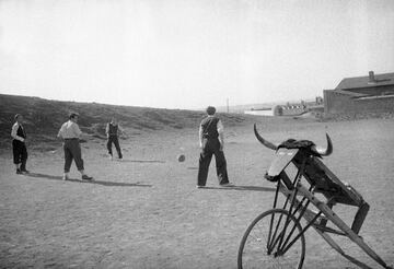 Un grupo de maletillas abandonan el carretón y la muleta para dar unas patadas al balón en 1949. 

