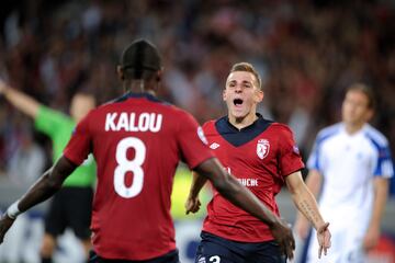 Lucas Digne celebra un gol al Copenhague en 2012 junto a Kalou.