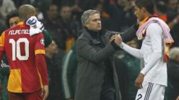 Mourinho felicita a Varane al finalizar el partido