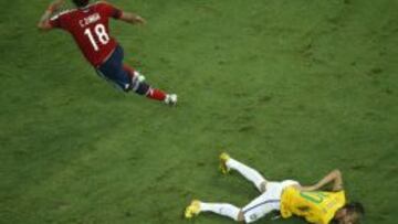 Neymar, en el momento del rodillazo de Zúñiga