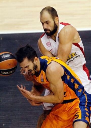 Pau Ribas, del Valencia, ante Spanoulis, del Olympiacos.