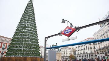 Árbol de Navidad instalado en la remodelada y peatonalizada Puerta del Sol, a 4 de diciembre de 2022, en Madrid (España). Con motivo del puente de la Constitución la Puerta del Sol ha quedado despejada y accesible para facilitar la movilidad en la zona durante este periodo especialmente concurrido en el centro de la ciudad. Aunque las obras, que empezaron el pasado 23 de marzo, no han terminado en su totalidad, el ayuntamiento asegura que las uvas para recibir el año 2023 se celebrarán con normalidad en la Puerta del Sol, pero con algunas zonas cerradas hasta que finalicen por completo las obras.
04 DICIEMBRE 2022;MADRID;PUERTA DEL SOL;SOL;PEATONAL;PUERTA DEL SOL;COMPRAS;PEATONALIZADA;FRÍO;INVIERNO;METRO;ENTRADA METRO;METRO SOL;
Jesús Hellín   / Europa Press
04/12/2022