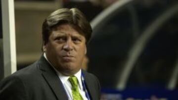 Miguel Herrera en la Copa Oro dirigiendo a la Selección Mexicana.