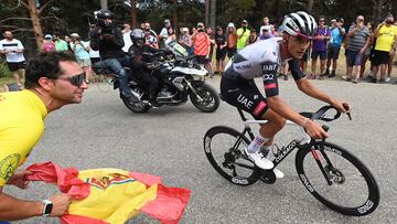 BURGOS, 05/08/2025.- El ciclista mexicano del equipo UAE, Isaac del Toro, durante la última etapa de la Vuelta Ciclista a Burgos, este sábado entre Quintana del Pidio y Lagunas de Neila. EFE/Santi Otero