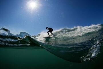 Un surfero surca las olas en la playa de Varazze.