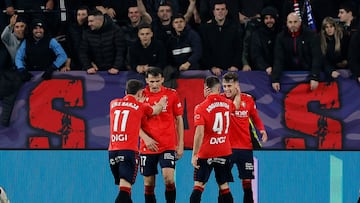 PAMPLONA, 20/12/2025. Los jugadores de Osasuna celebran el primer gol de su equipo durante el encuentro correspondiente a la jornada 17 de Laliga EA Sports que disputan hoy sábado Osasuna y Alavés en el estadio El Sadar, en Pamplona. EFE / Villar López.
