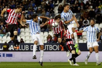 Ander Iturraspe y Carlos Gurpegi (i) saltan a por el balón con Recio y Weligton.