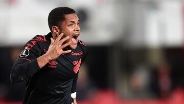 LA PLATA, ARGENTINA - AUGUST 11: Vitor Roque of Athletico-PR celebrates after scoring the first goal of his team during a Copa CONMEBOL Libertadores 2022 quarter final second leg match between Estudiantes and Athletico Paranaense at Jorge Luis Hirschi Stadium on August 11, 2022 in La Plata, Argentina. (Photo by Marcelo Endelli/Getty Images)